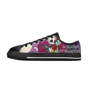 Puede incluir: Zapatillas bajas de lona negras con un estampado colorido de Jack Skellington y Sally de la pel&iacute;cula "Pesadilla antes de Navidad".