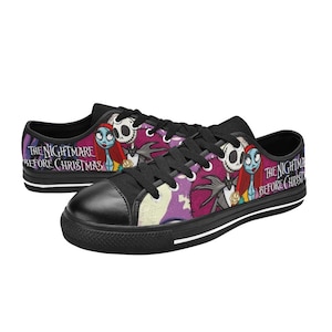 Puede incluir: Zapatillas bajas de lona negras con un estampado colorido con Jack Skellington y Sally de la pel&iacute;cula "Pesadilla antes de Navidad". El estampado incluye el t&iacute;tulo de la pel&iacute;cula.