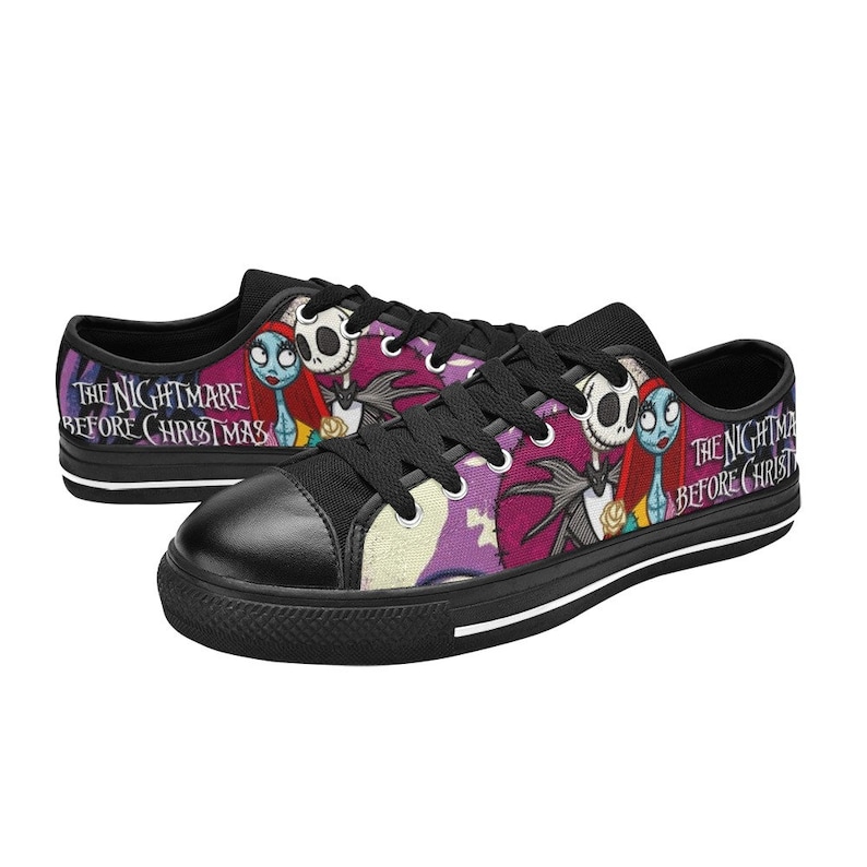Puede incluir: Zapatillas bajas de lona negras con un estampado colorido con Jack Skellington y Sally de la pel&iacute;cula "Pesadilla antes de Navidad". El estampado incluye el t&iacute;tulo de la pel&iacute;cula.