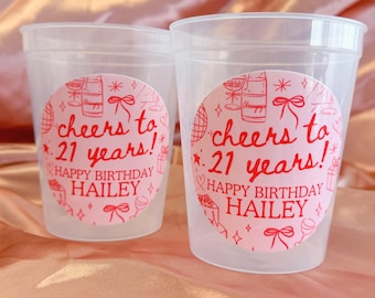Personalisierte Geburtstagsbecher „Prost auf 21 Jahre“ – Individuell gestaltete Geburtstagsbecher – Gastgeschenke zum Meilenstein-Geburtstag – Mattierte Plastikbecher – Geburtstagsdeko