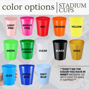 Puede incluir: Una muestra de vasos de estadio en varios colores incluyendo rosa claro, rosa brillante, rojo, naranja, amarillo, verde, verde bosque, transparente, negro, dorado, azul, azul real y azul suave. El texto dice color options stadium cups y mensaje.