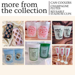 Puede incluir: Una colecci&oacute;n de vasos personalizados que incluye enfriadores de latas negros y rosas con caras, vasos transparentes con texto rosa cheers to 21 years, vasos blancos con texto vintage 1986, vasos azules con fotos de perros y copas de champ&aacute;n.