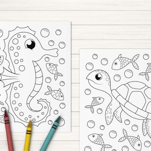 Puede incluir: P&aacute;gina para colorear en blanco y negro con un caballito de mar y una tortuga rodeados de burbujas y peces.
