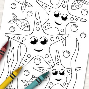 Puede incluir: Una p&aacute;gina para colorear en blanco y negro con tres estrellas de mar con caras sonrientes y ojos grandes. Las estrellas de mar est&aacute;n rodeadas de burbujas y algas.