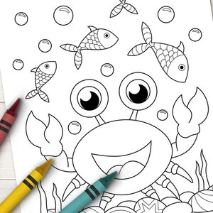 Puede incluir: Una p&aacute;gina para colorear en blanco y negro con un cangrejo sonriente con ojos grandes, rodeado de burbujas y peces. El cangrejo est&aacute; sentado en un lecho de algas marinas y rocas.