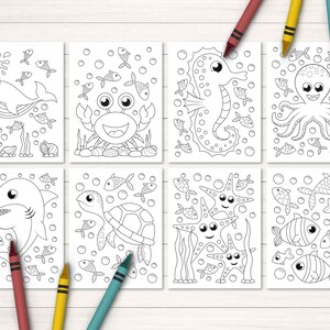 Puede incluir: P&aacute;ginas para colorear en blanco y negro con varias criaturas marinas, incluyendo una ballena, un cangrejo, un caballito de mar, un pulpo, un tibur&oacute;n, una tortuga y una estrella de mar. Cada p&aacute;gina est&aacute; rodeada de burbujas y peces.