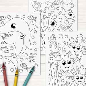 Puede incluir: P&aacute;ginas para colorear en blanco y negro con un tibur&oacute;n, una estrella de mar y peces. El tibur&oacute;n sonr&iacute;e y tiene una aleta. La estrella de mar tiene una cara feliz y est&aacute; rodeada de burbujas. Los peces nadan en el agua.