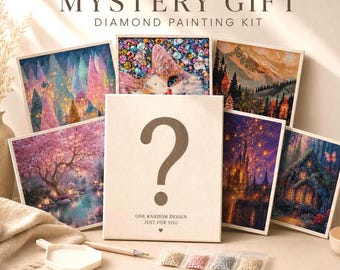 Może przedstawiać: Zestaw do malowania diamentami typu mystery z centralnym pudełkiem z pytajnikiem i napisem 'ONE RANDOM DESIGN JUST FOR YOU'. Wokół znajduje się sześć oprawionych przykładów kolorowych krajobrazów i zwierząt, rysik oraz diamentowe koraliki.
