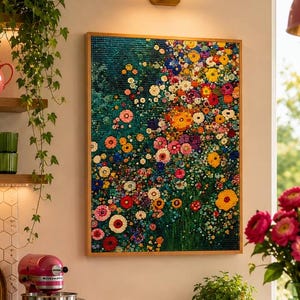 Puede incluir: Una pieza de arte mural rectangular que presenta un mosaico denso y colorido de pequeños patrones florales circulares en tonos rojos, amarillos, azules y rosas sobre un fondo verde oscuro, enmarcada en madera clara e iluminada por un aplique de latón.
