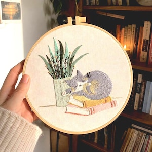 Cat on Books Embroidery Kit – Cozy Reading Cat DIY Kit, Beginner Friendly Embroidery, Book Lover Gift, Aesthetic Home Decor
