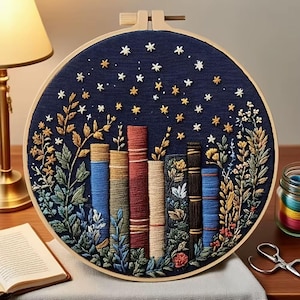 以下が含まれることがあります： 黒い持ち手と「But First, Coffee」のテキストが黒い太字でプリントされた白いセラミックマグ。マグカップはニュートラルな背景に置かれ、シンプルなデザインが際立っています。