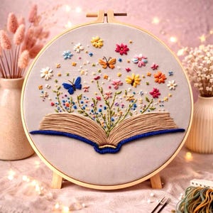 Puede incluir: Un letrero de madera rústica con el texto "Welcome to our home" en letras blancas. El letrero presenta un acabado envejecido y un diseño sencillo y acogedor, ideal para la decoración de la puerta principal.