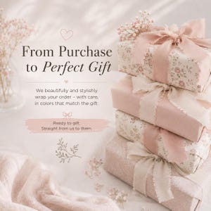 Puede incluir: Una pila de cuatro cajas de regalo rectangulares envueltas en papel floral y rosa claro s&oacute;lido, atadas con cintas de bordes deshilachados. El texto dice: From Purchase to Perfect Gift. We beautifully and stylishly wrap your order &ndash; with care, in colors that match the gift. Ready to gift. Straight from us to them.