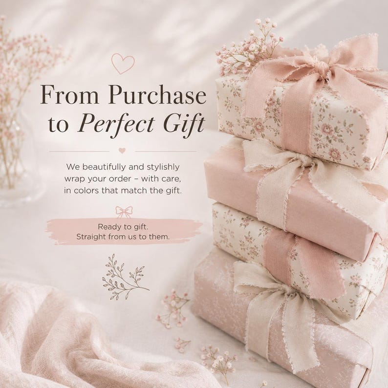 Puede incluir: Una pila de cuatro cajas de regalo rectangulares envueltas en papel floral y rosa claro s&oacute;lido, atadas con cintas de bordes deshilachados. El texto dice: From Purchase to Perfect Gift. We beautifully and stylishly wrap your order &ndash; with care, in colors that match the gift. Ready to gift. Straight from us to them.