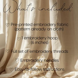 Puede incluir: Un kit de bordado sobre un fondo de tela color crema con el texto: What's included: Pre-printed embroidery fabric, 1 embroidery hoop (6 inches), Full set of embroidery threads, Embroidery needles, and Easy-to-follow instructions.