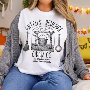 Camiseta Witch Halloween Comfort Colors®, linda camisa espeluznante retro rústica, Scary Coven Spell brujas elaboran tapa de caldero, regalo de Salem Witch