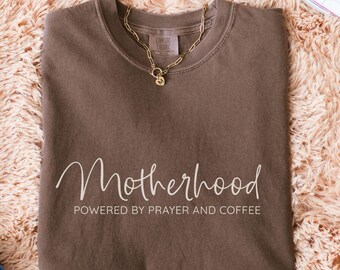 Chemise de maternité, t-shirt Christian Mom Comfort Colors®, cadeau de fête des mères amateur de café, t-shirt maman qui prie, cadeau nouvelle maman, cadeau d'anniversaire de femme