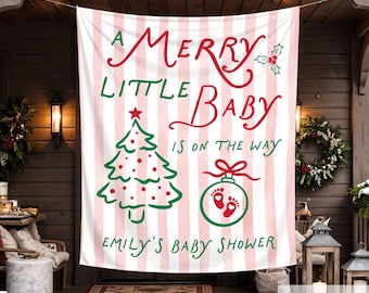Op de afbeelding: Een wit en roze gestreept stoffen spandoek met rode en groene tekst die A MERRY LITTLE BABY IS ON THE WAY en EMILY'S BABY SHOWER leest. Het ontwerp bevat een groene kerstboom, een rode hulsttak en een groene kerstbal met rode babyvoetjes.