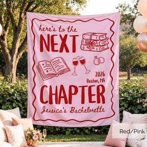 Peut inclure: Une bannière en tissu rose clair avec une bordure rouge ondulée présentant le texte rouge here's to the NEXT CHAPTER, Jessica's Bachelorette, 2026, Boston, MA, et des illustrations au trait rouge de livres, d'un livre ouvert, de verres et d'anneaux.