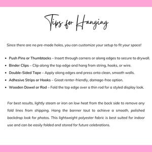 Peut inclure: Un graphique informatif intitul&eacute; Tips for Hanging, fournissant des instructions pour suspendre une banni&egrave;re. Il liste des m&eacute;thodes comme les punaises, pinces, ruban adh&eacute;sif, crochets et tiges en bois, avec des conseils d'entretien pour le tissu.