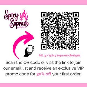 Peut inclure: Un graphique carr&eacute; blanc avec le texte noir Spicy Soprano DESIGNS et une ic&ocirc;ne de flamme rose, un grand QR code noir, une fl&egrave;che rose pointant vers une ic&ocirc;ne de smartphone noir, et le lien bit.ly/spicysopranodesigns avec du texte promotionnel.