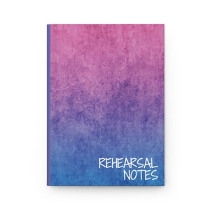 K&ouml;nnte beinhalten: Ein rosa-blaues Ombre-Notizbuch mit dem Text "REHEARSAL NOTES" in Wei&szlig;.