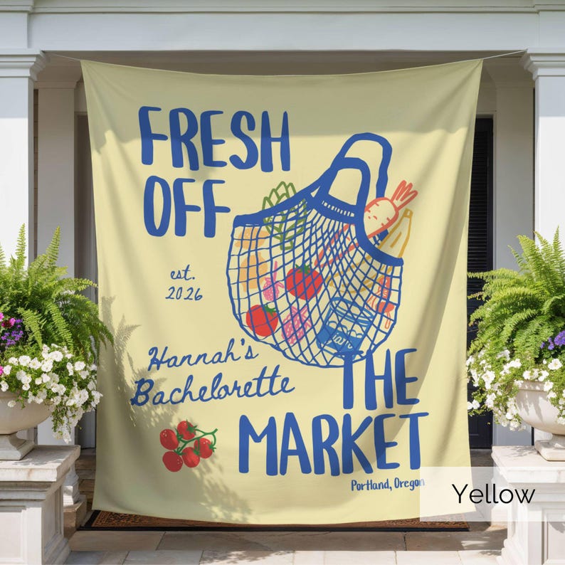 Peut inclure: Une banni&egrave;re en tissu jaune p&acirc;le avec un graphique bleu repr&eacute;sentant un sac de march&eacute; en filet rempli de produits. Le texte indique FRESH OFF THE MARKET, est. 2026, Hannah's Bachelorette et Portland, Oregon. Des tomates rouges et une carotte sont illustr&eacute;es.