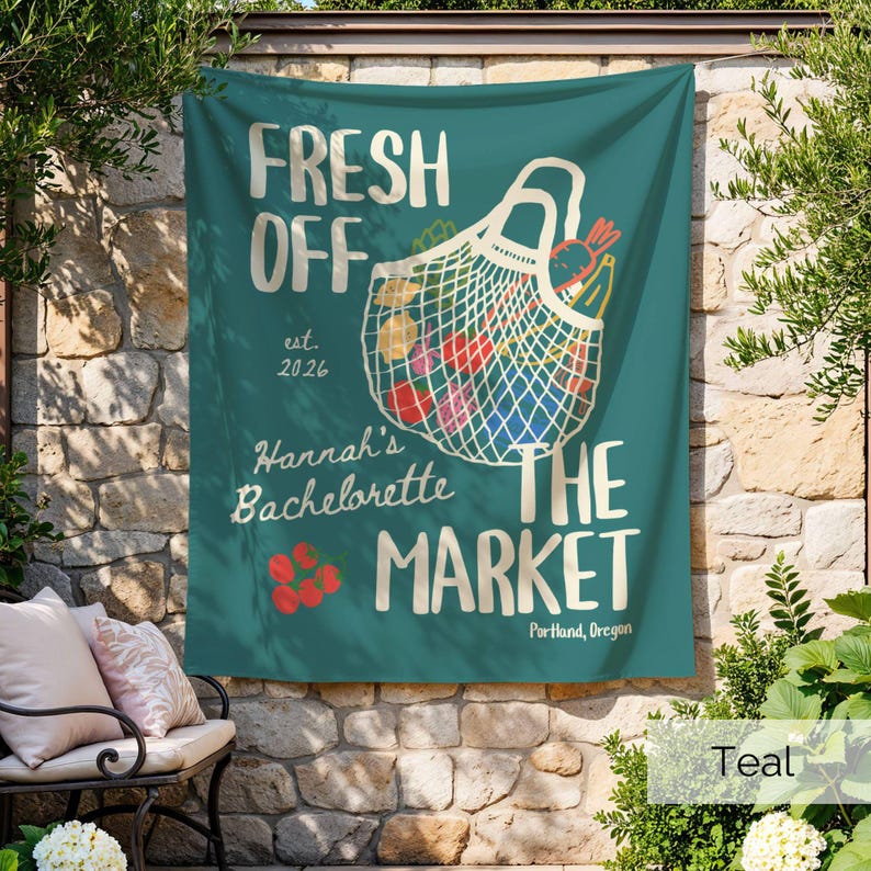 Peut inclure: Une banni&egrave;re en tissu sarcelle avec le texte FRESH OFF THE MARKET, est. 2026, Hannah's Bachelorette et Portland, Oregon. Le motif comprend un sac filet blanc rempli de produits color&eacute;s et une petite grappe de tomates rouges.