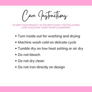 Pode incluir: Fundo branco com bordas rosa e texto preto. O texto diz "Care Instructions" em uma fonte cursiva. Abaixo, lista as instru&ccedil;&otilde;es de lavagem: virar do avesso, lavar &agrave; m&aacute;quina com &aacute;gua fria, secar em tambor em temperatura baixa, n&atilde;o alvejar, n&atilde;o lavar a seco e n&atilde;o passar diretamente sobre o desenho.