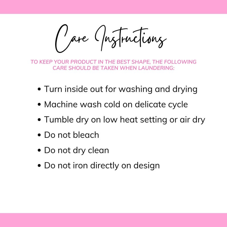 Pode incluir: Fundo branco com bordas rosa e texto preto. O texto diz "Care Instructions" em uma fonte cursiva. Abaixo, lista as instru&ccedil;&otilde;es de lavagem: virar do avesso, lavar &agrave; m&aacute;quina com &aacute;gua fria, secar em tambor em temperatura baixa, n&atilde;o alvejar, n&atilde;o lavar a seco e n&atilde;o passar diretamente sobre o desenho.