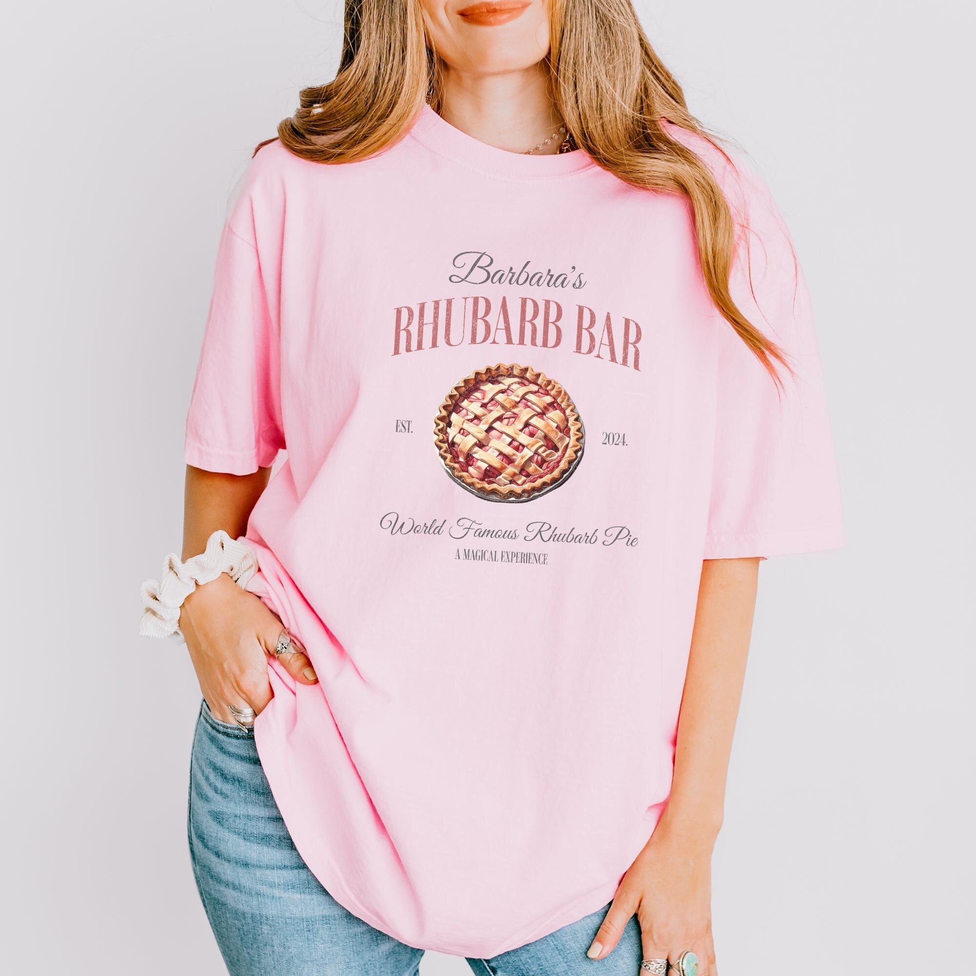 Camiseta de la barra de ruibarbo de Barbara, camiseta de tendencia viral de TikTok, camiseta del mercado de agricultores de pastel de ruibarbo, camiseta con gráficos divertidos de redes sociales, camiseta del club social