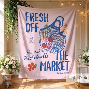 Peut inclure: Une tapisserie murale rose clair avec un graphique bleu repr&eacute;sentant un sac de courses en filet rempli de produits. Le texte indique : FRESH OFF THE MARKET, est. 2026, Hannah's Bachelorette, et Portland, Oregon. Inclut des tomates et une carotte.