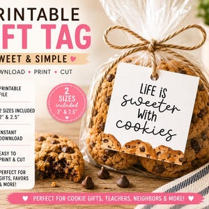 Op de afbeelding: Een bedrukbaar cadeau-etiket met de tekst "Life is Sweeter With Cookies" vastgemaakt aan een cellofaan zakje met chocolate chip cookies. Het etiket is wit met zwarte letters. De afbeelding bevat ook de tekst "Printable Gift Tag" en "Sweet & Simple".