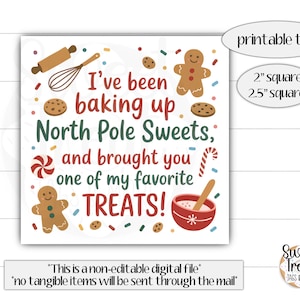 Może przedstawiać: Kwadratowa etykieta do wydruku z tekstem "I've been baking up North Pole Sweets, and brought you one of my favorite TREATS!" w kolorze czerwonym, zielonym i niebieskim. Projekt zawiera piernikowych ludzików, ciasteczka i laski cukrowe. Etykieta jest dostępna w rozmiarach 5.08 cm i 6.35 cm.