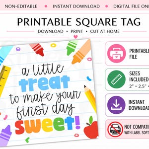 Puede incluir: Etiqueta cuadrada imprimible con el texto "a little treat to make your first day sweet!" en letras coloridas. La etiqueta incluye ilustraciones de crayones, una regla, un lápiz y una manzana. Los tamaños incluidos son 5 cm, 6,35 cm y 7,62 cm.