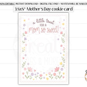 Może przedstawiać: Karta do ciasteczek na Dzień Matki o wymiarach 8,89 x 12,7 cm z kwiatową obwódką. Karta zawiera tekst "a little treat for a mom so sweet!" w różowym skrypcie. Projekt zawiera pastelowe kwiaty i liście.