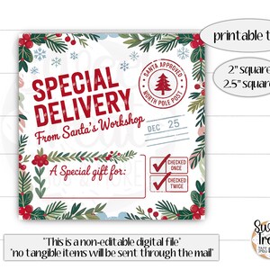 Può includere: Un'etichetta regalo natalizia quadrata con le parole "SPECIAL DELIVERY" in rosso, dall'officina di Babbo Natale. L'etichetta include un timbro Santa Approved, una data del 25 dicembre e spazio per "A Special gift for:". Misura 5,08 cm e 6,35 cm quadrati.