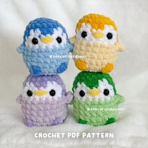 Puede incluir: Cuatro juguetes amigurumi de pingüino tejidos a crochet apilados uno encima del otro. Los pingüinos son azules, amarillos, morados y verdes. Los pingüinos tienen ojos y picos blancos. La imagen incluye el texto "CROCHET PDF PATTERN".