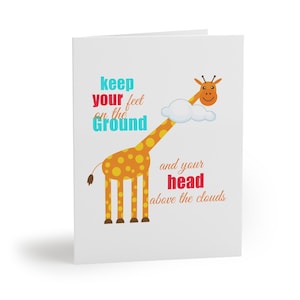 Gardez les pieds sur terre et la tête au-dessus des nuages - Carte de vœux girafe motivationnelle avec adorable option Amigurumi girafe