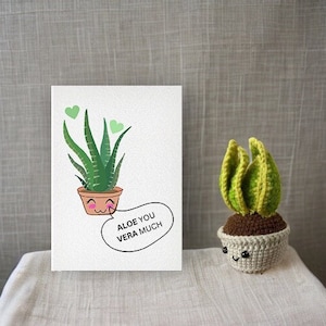 Crochê de Aloe Vera com amor e cartão emocional - Planta de Aloe Vera tricotada à mão - Enfeite de mesa de crochê - Lindo presente, suculenta para amantes de plantas