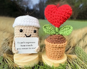 Linda decoración de escritorio de taza de espresso de ganchillo con flor, peluche de taza de café de ganchillo hecho a mano, regalos de taza para llevar de ganchillo, regalos de cuidado emocional