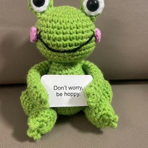 "Gehäkelte Frosch Plüsch, ""Don't Worry Be Hoppy"" Motivations Geschenk, Amigurumi Stofftier, wunderliche Schreibtisch Dekoration, handgemachtes Aufmunterungs-Spielzeug." Bild 4