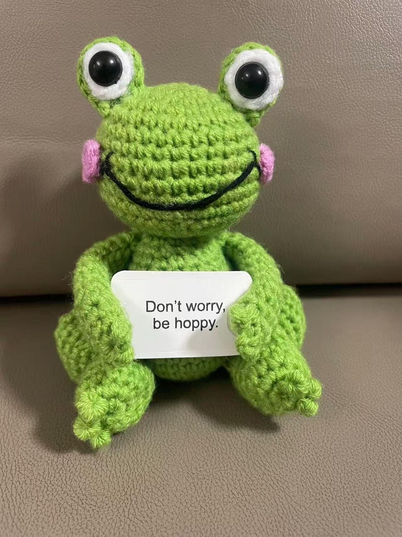 "Gehäkelte Frosch Plüsch, ""Don't Worry Be Hoppy"" Motivations Geschenk, Amigurumi Stofftier, wunderliche Schreibtisch Dekoration, handgemachtes Aufmunterungs-Spielzeug." Bild 4