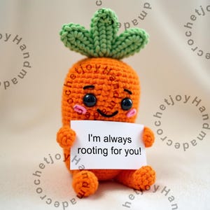 Op de afbeelding: Een gehaakt wortel speelgoed dat een bord vasthoudt met de tekst "Ik ben altijd voor je!"