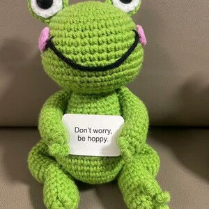 "Gehäkelte Frosch Plüsch, ""Don't Worry Be Hoppy"" Motivations Geschenk, Amigurumi Stofftier, wunderliche Schreibtisch Dekoration, handgemachtes Aufmunterungs-Spielzeug." Bild 3
