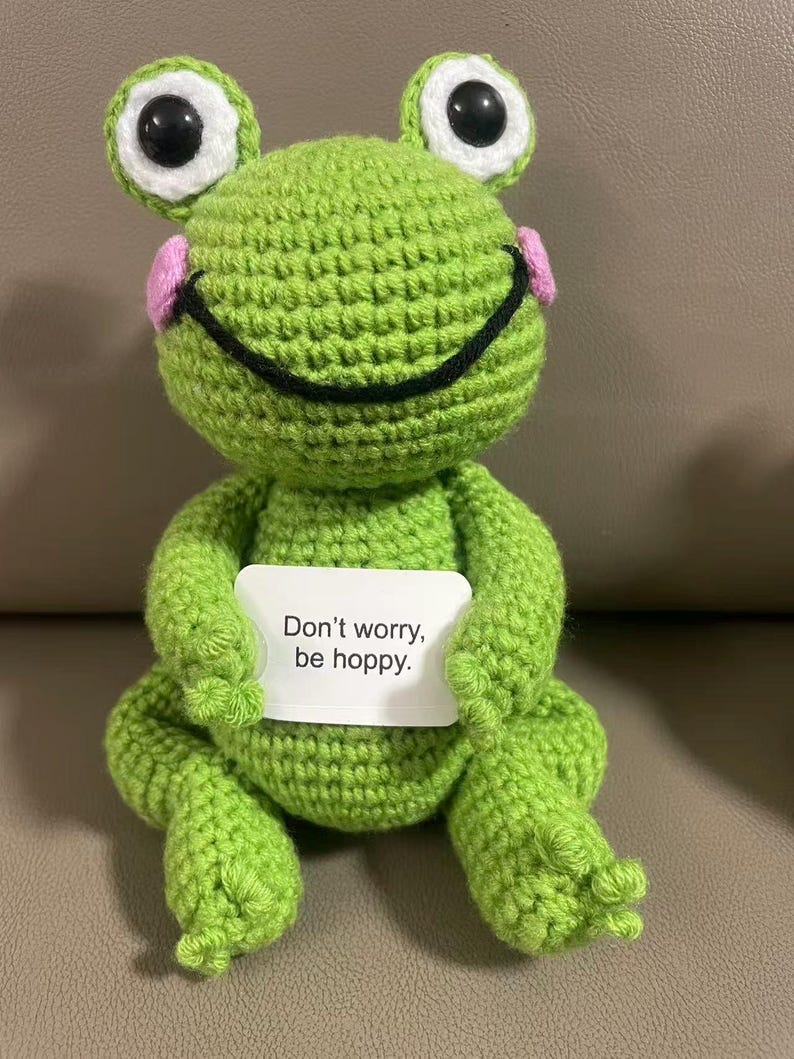 "Gehäkelte Frosch Plüsch, ""Don't Worry Be Hoppy"" Motivations Geschenk, Amigurumi Stofftier, wunderliche Schreibtisch Dekoration, handgemachtes Aufmunterungs-Spielzeug." Bild 3