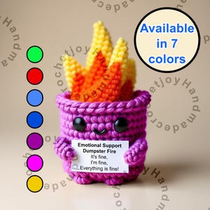Pode incluir: Um brinquedo de amigurumi de crochê em forma de fogo de lixo com uma placa que diz "Emotional Support Dumpster Fire It's fine, I'm fine, Everything is fine!" O brinquedo está disponível em sete cores: verde, vermelho, azul, roxo, rosa, amarelo e laranja.