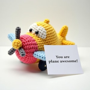&quot;Gehäkeltes Flugzeug Plüschtier, &quot;&quot;You Are Plane Super!&quot;&quot;&quot; Geschenk, handgemachtes Amigurumi-Spielzeug, Kinderzimmer-Dekor, erhebendes Reise-Themen-Andenken