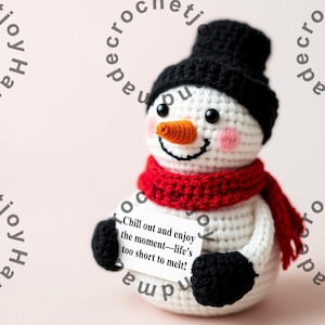 Boneco de neve positivo de crochê, boneco de neve amigurumi feito à mão, brinquedo de Natal de crochê, cartão com citação, decoração de casa de inverno, ideia fofa de presente de Natal