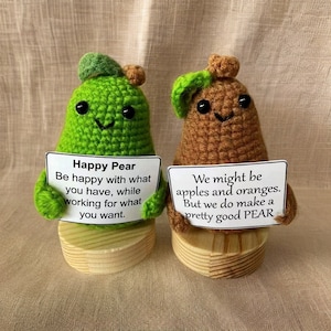 Adorabili regali di pere all'uncinetto fatte a mano, frutta lavorata all'uncinetto con biglietto positivo, regalo di Natale, decorazione per scrivania/casa/stanza, coppie